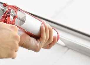 Dymonic-Support3-1920w A person holding a wii remote in their hand.